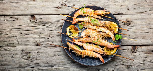 Langoustines grelhados, camarão assado em uma placa de frutos do mar skewer.Grilled. - Foto, Imagem