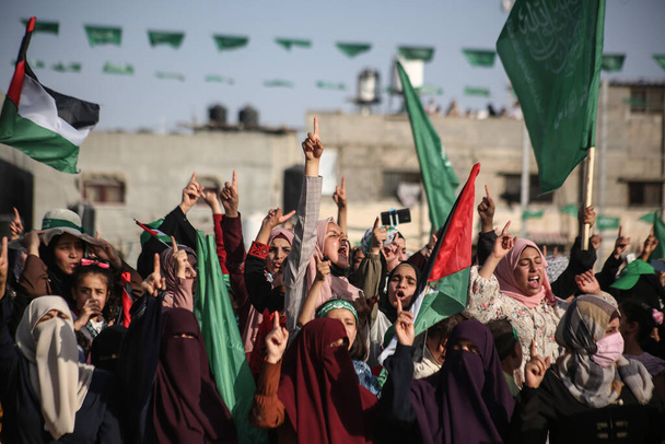 Στρατιωτική παρέλαση των Ταξιαρχιών Αλ-Κασάμ στη Ράφα, νότια της Λωρίδας της Γάζας. 29 Μαΐου 2021 - Λωρίδα της Γάζας, Παλαιστινιακά Εδάφη: ένοπλοι από τις Ταξιαρχίες Izz al-Din al-Qassam, τη στρατιωτική πτέρυγα του παλαιστινιακού κινήματος Χαμάς - Φωτογραφία, εικόνα