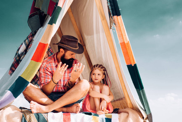 Dad and child daughter. Fatherhood and parenting. Family outdoor activity. Camping vacation. - Foto, imagen