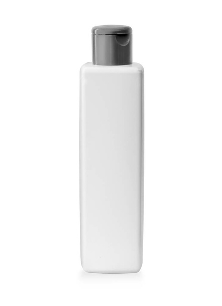 Botella de champú de plástico no transparente, vista frontal. Aislado sobre fondo blanco con ruta de recorte - Foto, Imagen