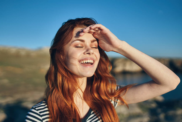 счастливая женщина в горах на пляже рядом с озером отдыхающая модель улыбается - Фото, изображение