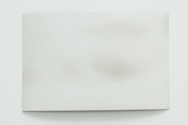 Tarjeta fotográfica blanca y antigua, sobre fondo blanco. - Foto, imagen
