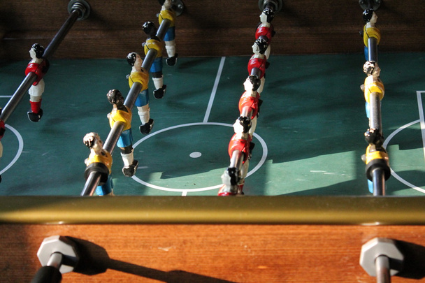 チームカラーサッカーブラジルシャツテーブルトップでフーズボールサッカー  - 写真・画像