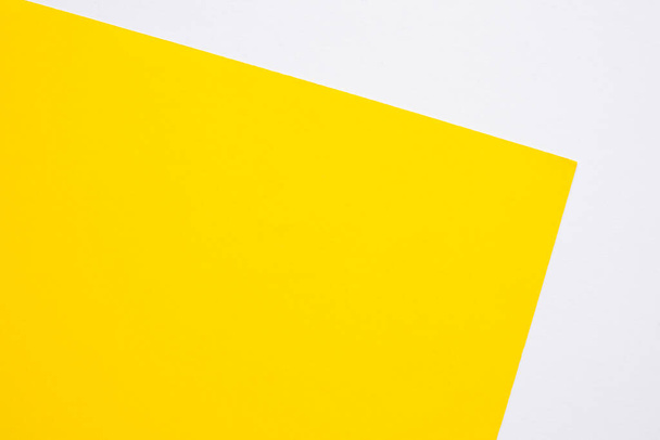 Papier gele en witte kleurrijke achtergrond. vlakke lay en vrije ruimte. abstract Gaudy voor tropische zomervakantie concept. - Foto, afbeelding