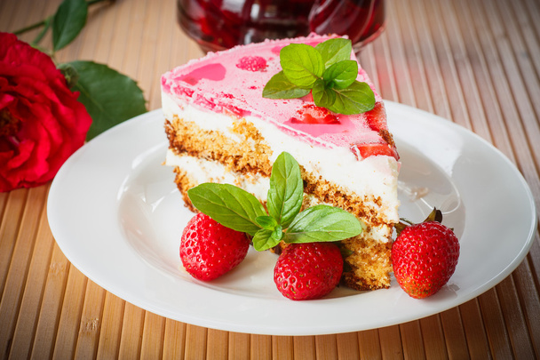 Honey cake with strawberries - 写真・画像