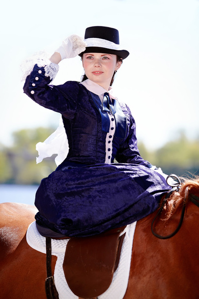 Ritratto della signora in passeggiata a cavallo
. - Foto, immagini