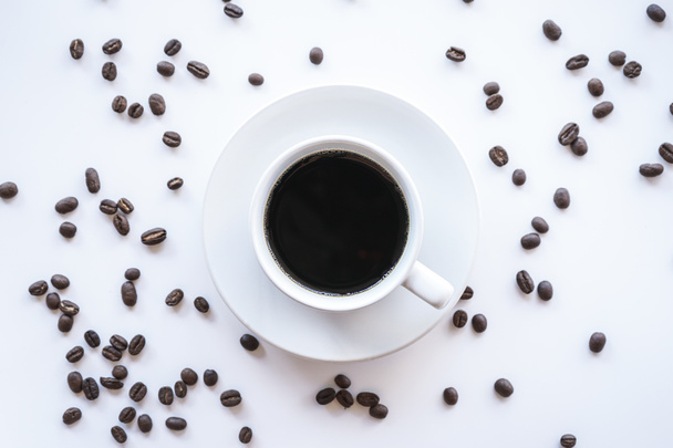 Чашка кофе на белом фоне - Фото, изображение