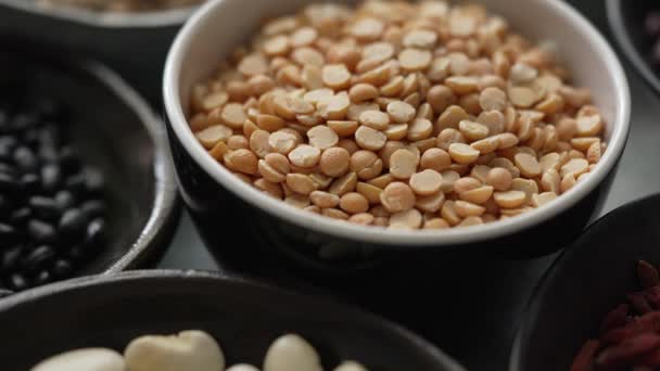 Guisantes crudos mitades semillas en tazón de cerámica. Enfoque selectivo
 - Metraje, vídeo