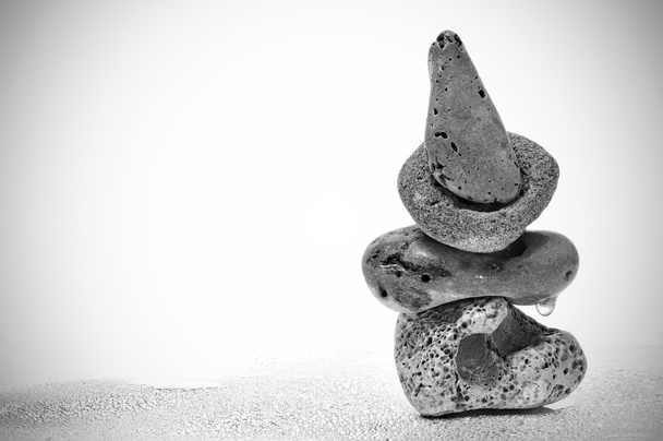 Stos kamieni zen na białym tle - Zdjęcie, obraz