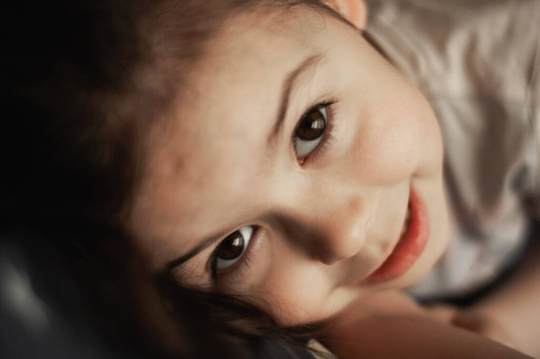 Il volto di una bambina di aspetto europeo da vicino - Foto, immagini