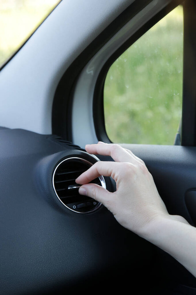 Χέρι ajusting το κλιματιστικό στο αυτοκίνητο - Φωτογραφία, εικόνα