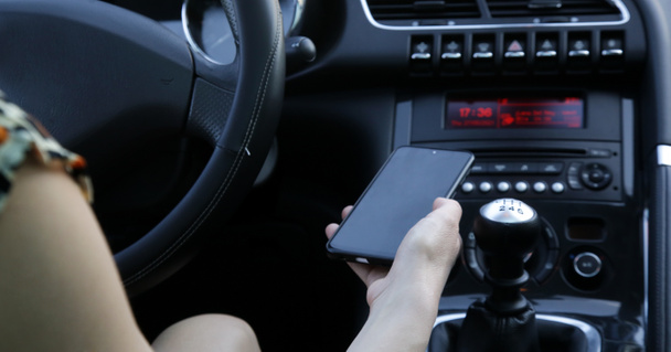 Mulher está emparelhando seu telefone com o sistema de música do carro via bluetooth - Foto, Imagem