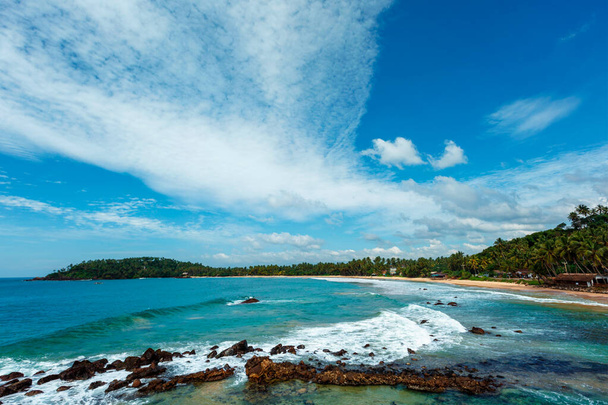 Plaża Mirissa na Sri Lance w dzień z chmurami - Zdjęcie, obraz