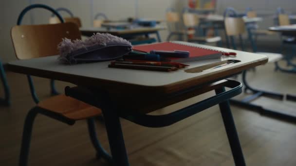 Material escolar para educação deitado na mesa. Canetas, lápis e caderno na mesa - Filmagem, Vídeo