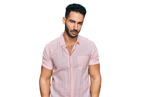 Hispanics Mann mit Bart trägt legeres Hemd skeptisch und nervös und runzelt ob des Problems die Stirn. negative person.  - Foto, Bild