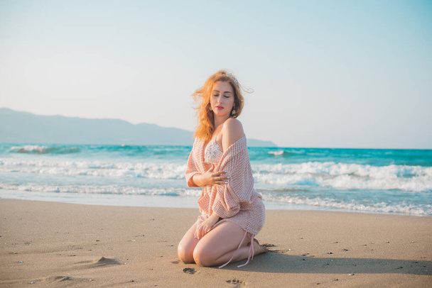 Deniz kenarında dinlenen dolgun kalçalı Avrupalı kadın mayo giydiğini gösterdi.  - Fotoğraf, Görsel