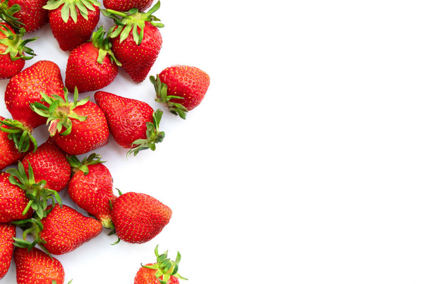 Reife Erdbeeren isoliert auf weißem Hintergrund, Sommerbeeren, Draufsicht - Foto, Bild