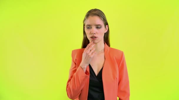 Femme oubliant quelque chose en essayant de se rappeler plus jaune studio espace - Séquence, vidéo