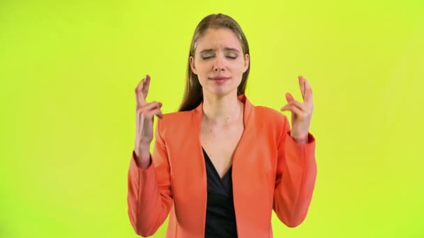 Vrouw doet wens, kruist vingers voor geluk gebaar - Video