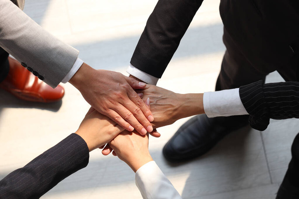Vue aérienne de l'homme d'affaires et de la femme mettant la main ensemble, des collègues de partenariat d'affaires se tenant la main comme engagement d'un travail d'équipe solide, de l'unité et du travail d'équipe Joignez-vous au concept de soutien des mains  - Photo, image