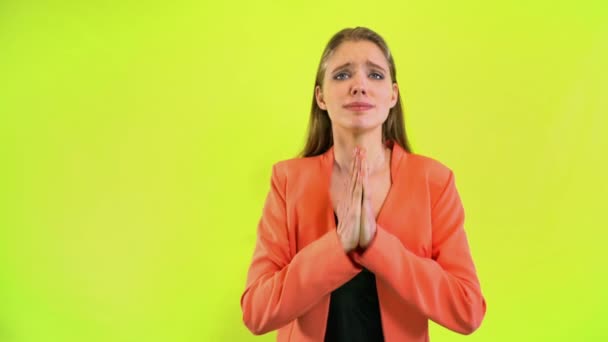 Mujer suplicante en la oración pide deseo de gesto de buena suerte - Metraje, vídeo