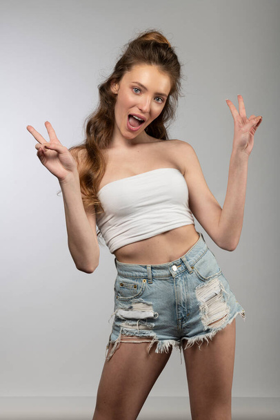 sexy woman wearing shorts and white top ready fir a summer day party, very beautiful girl with happy face . relax concept - Foto, Bild