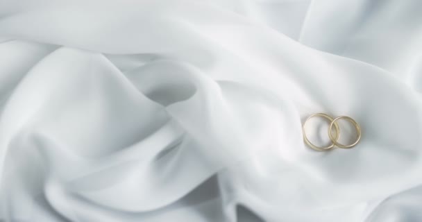 snubní prsteny na stole nevěsty příslušenství - Záběry, video
