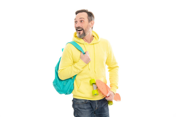 αρσενικό απλό στυλ hipster. ώριμος ευτυχισμένος άνθρωπος μεταφέρει σακίδιο και πίνακα δεκάρα. έκπληκτος ανώτερος τύπος - Φωτογραφία, εικόνα