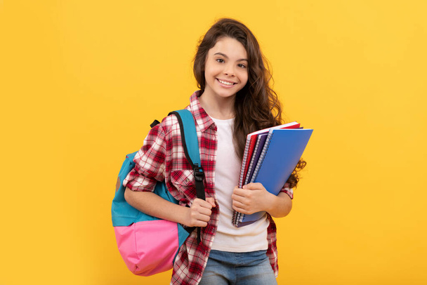 mosolygós tini lány kész tanulni hátizsák és notebook, oktatás - Fotó, kép