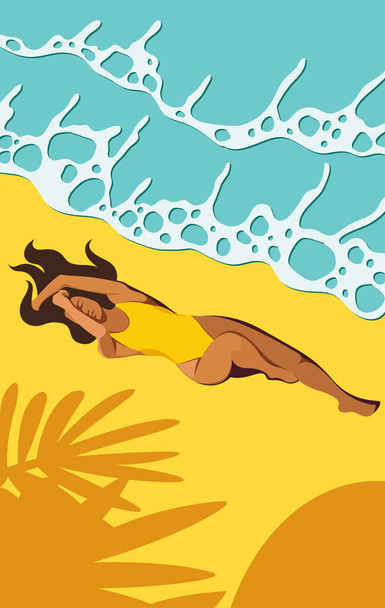 Vektor helle sonnige Illustration eines schönen jungen, braun gebrannten Mädchens in einem gelben Badeanzug sonnt sich am Strand in der Nähe des Meeres oder Ozeans. Wellen der Meeresbrandung. Schatten von Palmen auf dem Sand. Ansicht von oben  - Vektor, Bild
