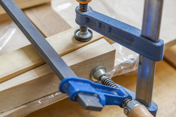 Herramienta de trabajo mecánica en un taller de carpintería. Producción manual de productos de madera y maderas preciosas - Foto, imagen