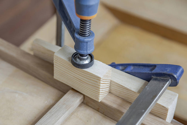 Μηχανικό εργαλείο εργασίας σε εργαστήριο ξυλουργικής. Χειροκίνητη παραγωγή ξύλου και πολύτιμων προϊόντων ξύλου - Φωτογραφία, εικόνα