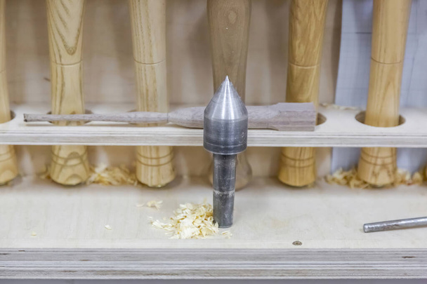 Mechaniczne narzędzie pracy w warsztacie stolarskim. Ręczna produkcja drewna i produktów z drewna szlachetnego - Zdjęcie, obraz