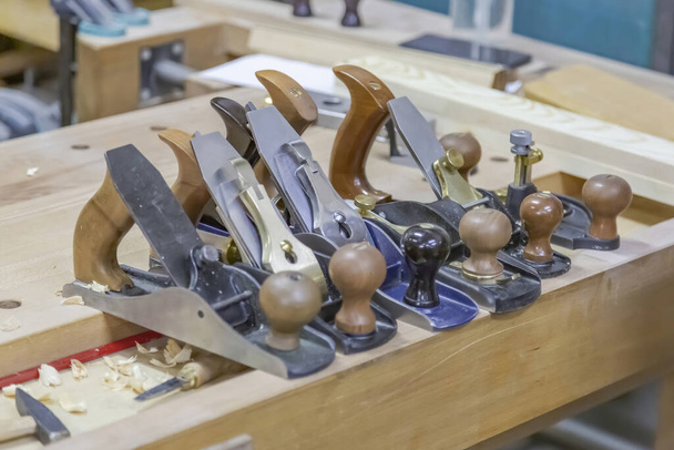 Mechanický pracovní nástroj v truhlářské dílně. Ruční výroba dřeva a výrobků z drahých dřevin - Fotografie, Obrázek