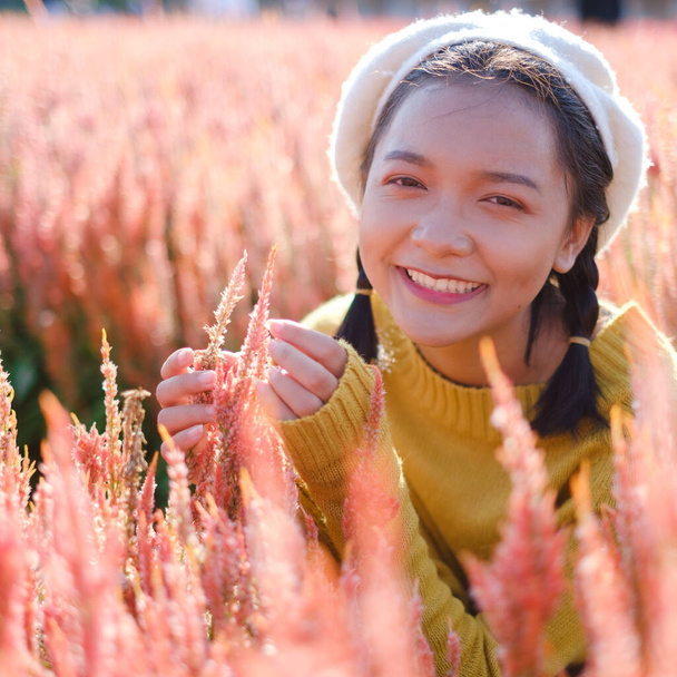 Азианская девушка на красивой цветочной ферме, азиатская девушка. - Фото, изображение