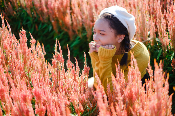 ázsiai fiatal lány a gyönyörű virág farm, ázsiai lány. - Fotó, kép