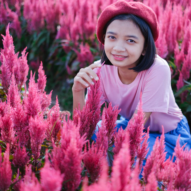 ASian nuori tyttö kaunis kukka maatilalla, aasialainen tyttö. - Valokuva, kuva