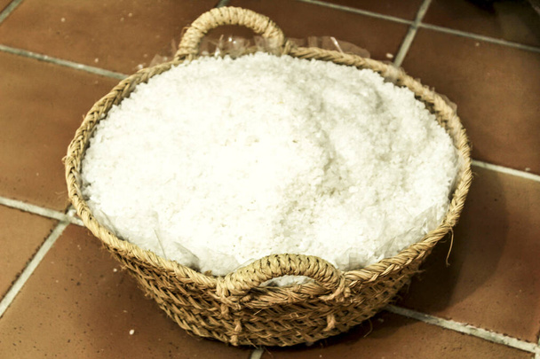 Морская соль, хранящаяся для переработки на соляных заводах Санта-Пола - Фото, изображение