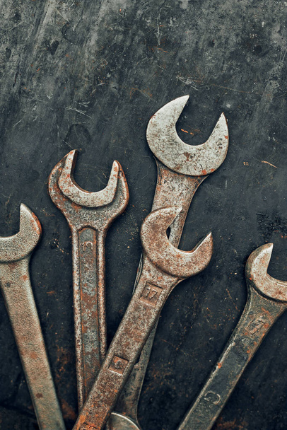 Spanners on steel surface. Old rusty wrenches for maintenance. Mechanic hardware tools to fix. Technical tools background with copy space - Foto, Bild