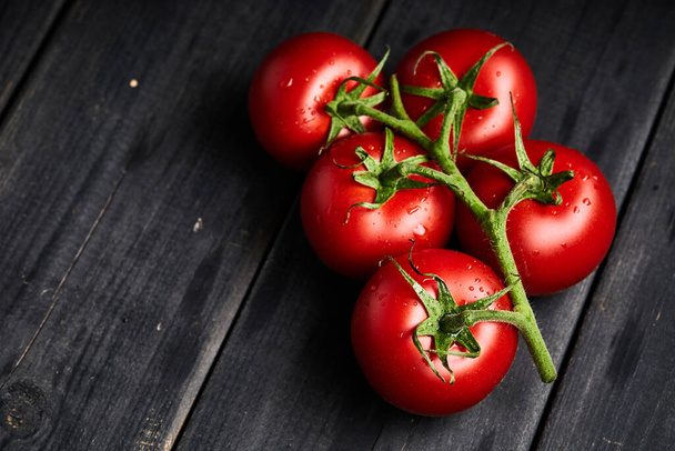 Foto de caldo de tomates sobre un fondo de tallo - Foto, imagen