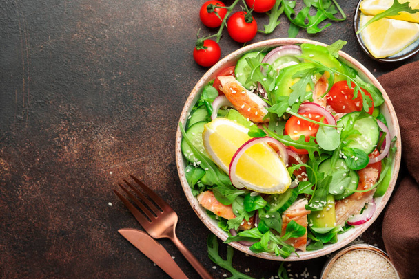 Salad with grilled chicken, tomatoes, arugula, red onion, avocado, sesame seeds and lemon oil dressing. Healthy food. Top view - Fotoğraf, Görsel