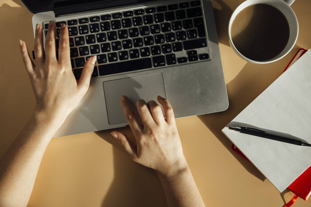 Widok dłoni kobiety korzystającej z laptopa na biurku, koncepcja zdalnej pracy - Zdjęcie, obraz