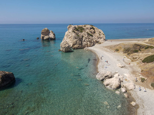 キプロスのアフロディーテの岩やビーチでのドローンビュー - 写真・画像