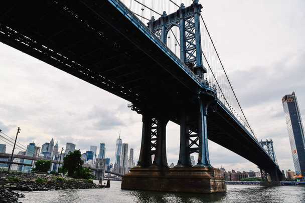 The Manhattan Bridge and East River in New York City - Φωτογραφία, εικόνα