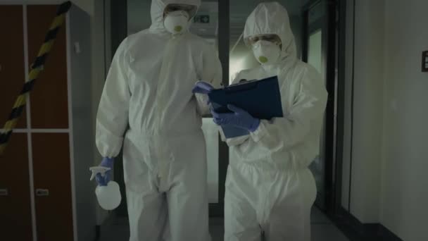 Vídeo de empleados que usan trajes de protección durante una inspección. Fotografía con cámara de helio RED en 8K. - Imágenes, Vídeo