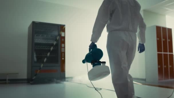 Video del edificio público de desinfección de trabajadores sanitarios durante una pandemia. Fotografía con cámara de helio RED en 8K. - Imágenes, Vídeo