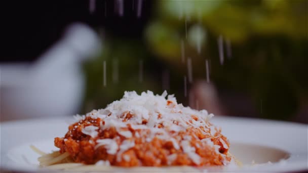 Verse voedselingrediënten op houten tafel in de keuken. geraspte parmezaanse kaas. - Video