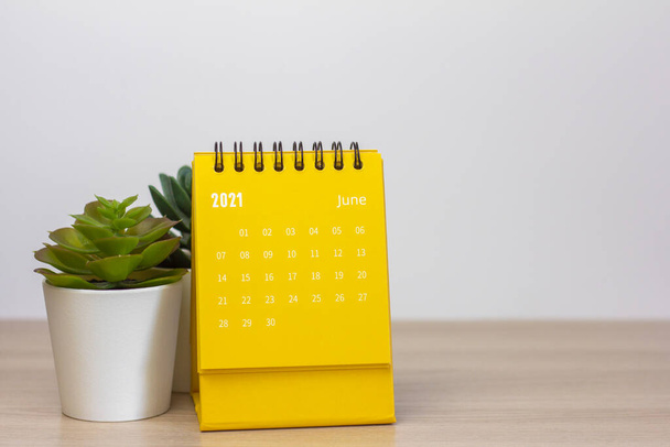 Flip kalenteri kesäkuussa 2021. Työpöytäkalenteri kunkin päivämäärän suunnittelua, aikataulutusta, jakamista, järjestämistä ja hallintaa varten. - Valokuva, kuva