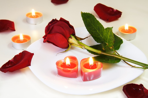 Table invitante romantique avec rose et bougies
 - Photo, image