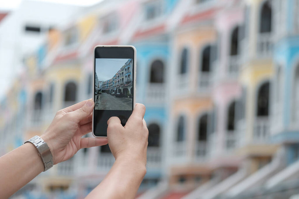 I giovani fotografano gli edifici della città Phuket, Thailandia. Concetti di viaggio e tecnologia - Foto, immagini